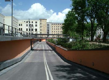 Fahrstraße zur Tiefgarage des Detlev Rohwedder Haus Berlin